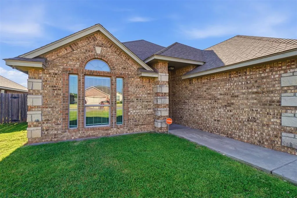 Photo 3 — 407 NW Granite Avenue, Cache, OK 73527