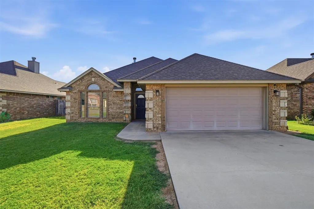 Photo 4 — 407 NW Granite Avenue, Cache, OK 73527