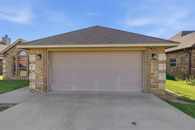 Photo 5 — 407 NW Granite Avenue, Cache, OK 73527