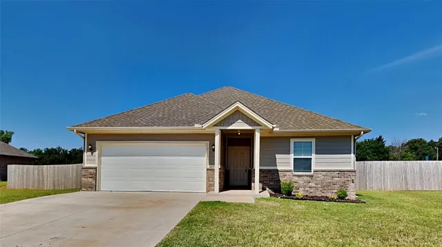 Photo 2 — 11659 Split Oak Circle, Guthrie, OK 73044