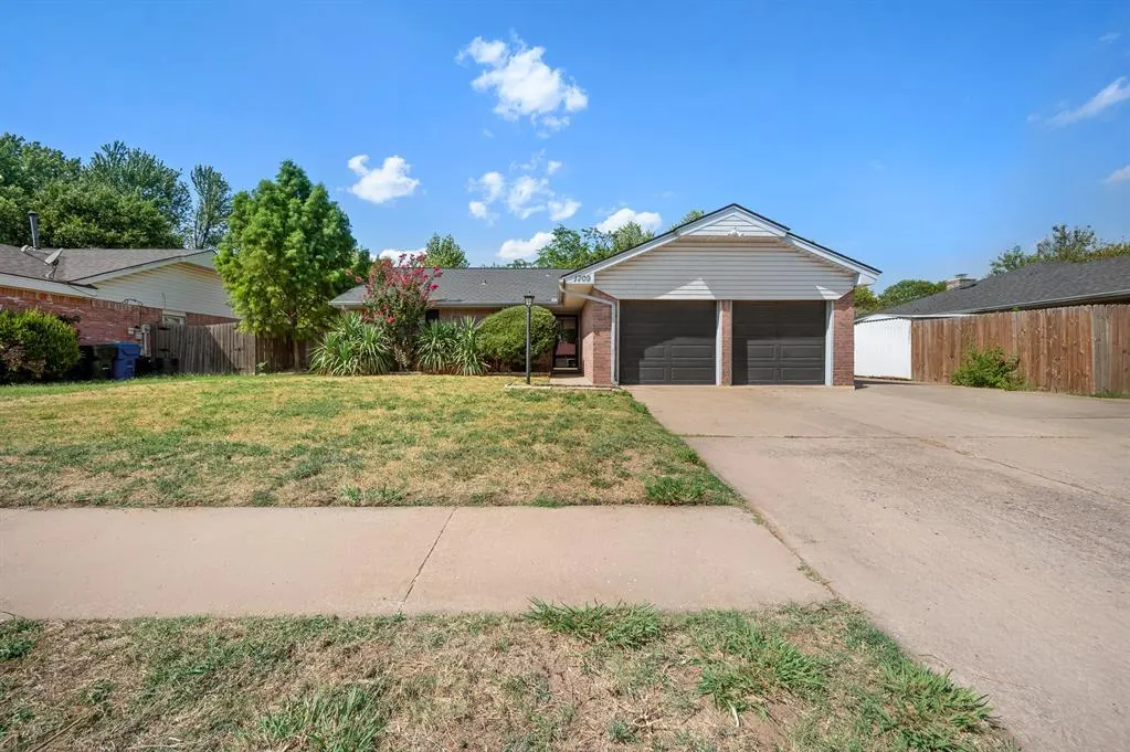 Photo 2 — 1709 Sandalwood Drive, Norman, OK 73071