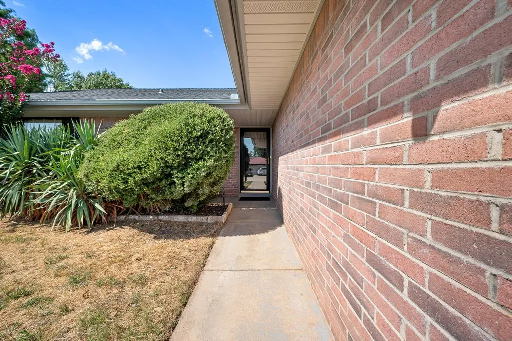 Photo 3 — 1709 Sandalwood Drive, Norman, OK 73071