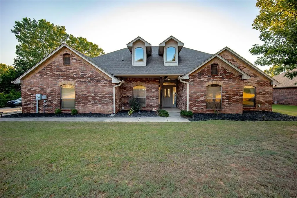 Front exterior — 8621 Blue Heron Cove, Edmond, OK 73034