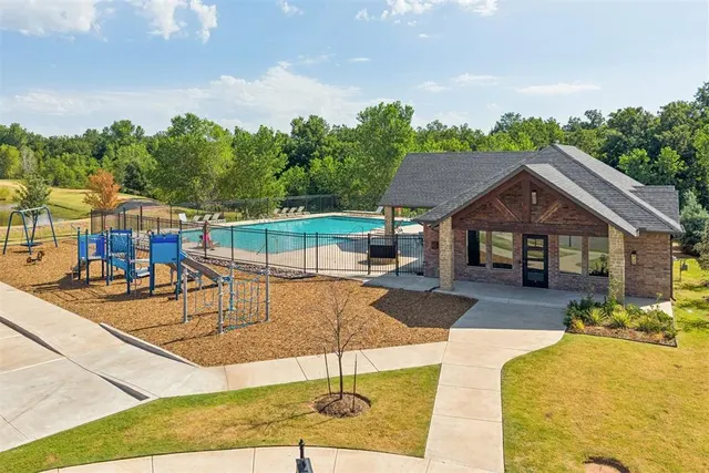 Photo 3 — 4300 Luke Lane, Edmond, OK 73034