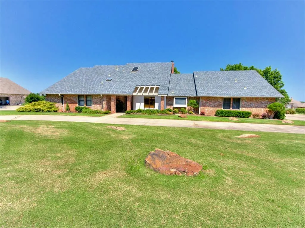 Photo 3 — 9 Country Club Road, Shawnee, OK 74801