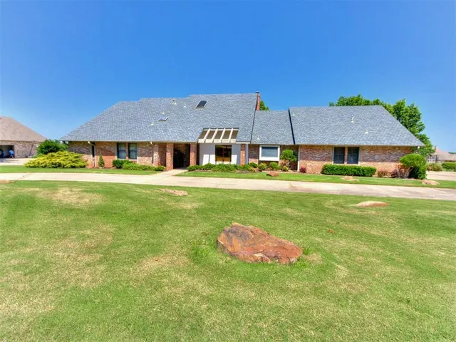 Photo 3 — 9 Country Club Road, Shawnee, OK 74801