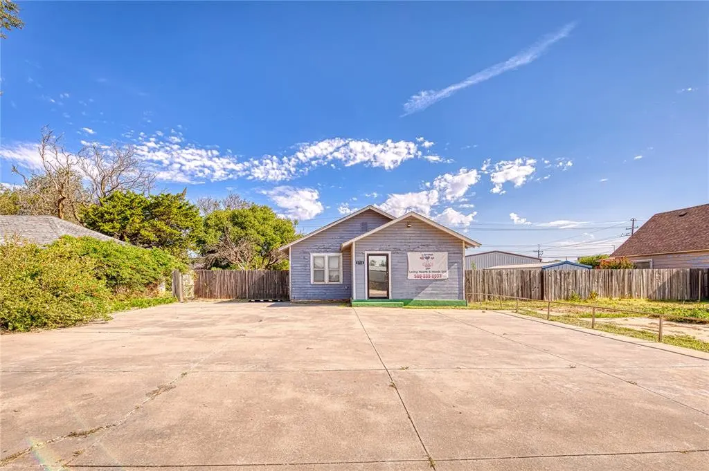 Front exterior — 1711 W Broadway Avenue, Elk City, OK 73644