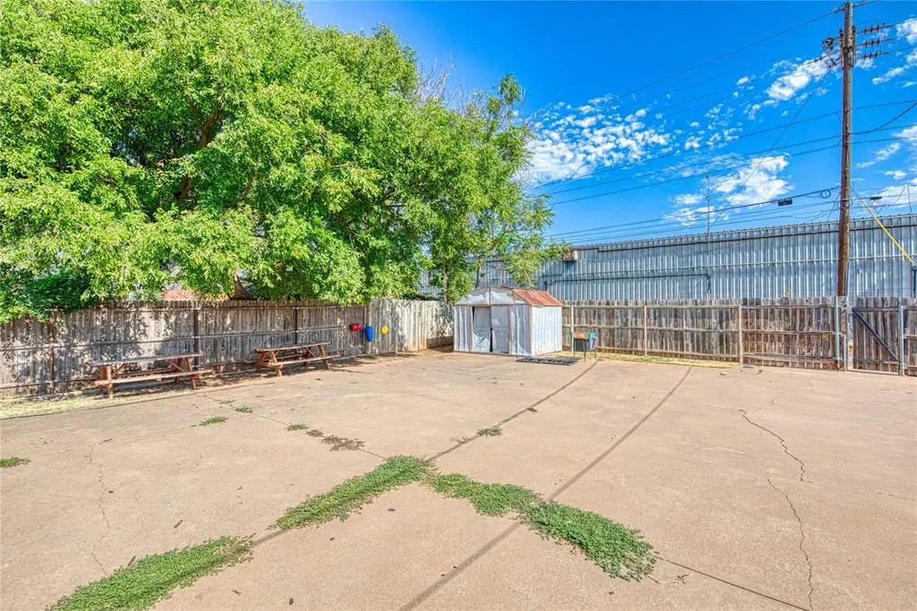 Photo 2 — 1711 W Broadway Avenue, Elk City, OK 73644