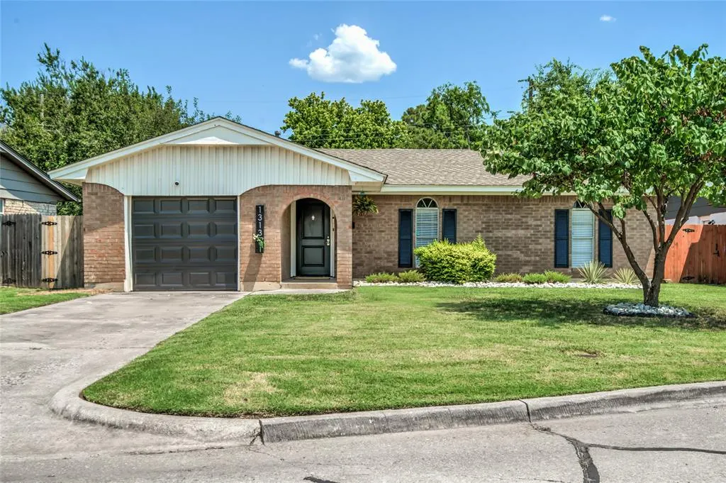 Front exterior — 1313 Keystone Lane, Norman, OK 73071
