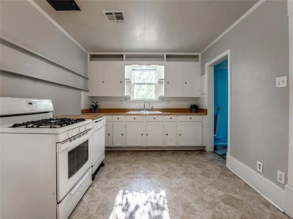 Photo 10 — 717 E Logan Avenue, Guthrie, OK 73044