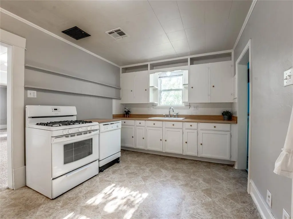 Photo 11 — 717 E Logan Avenue, Guthrie, OK 73044