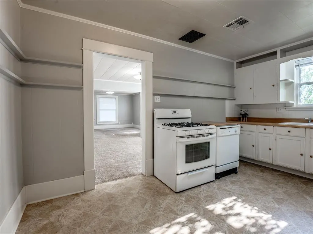Photo 14 — 717 E Logan Avenue, Guthrie, OK 73044