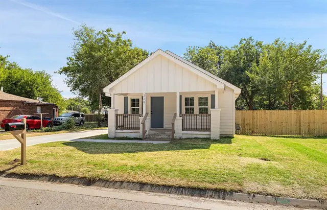 Photo 2 — 220 N M Avenue, El Reno, OK 73036