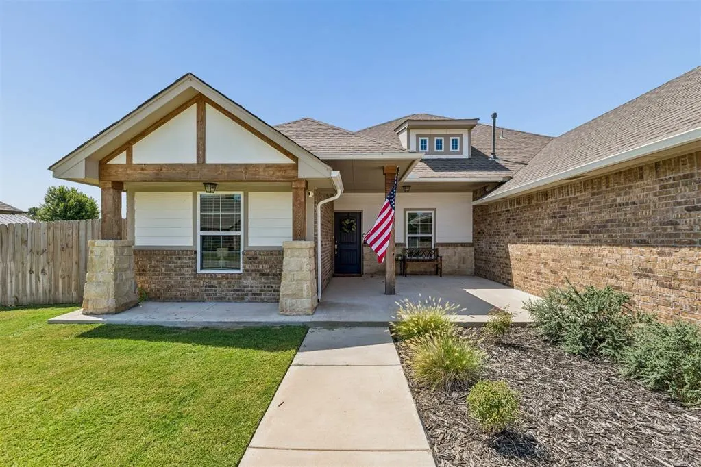 Photo 3 — 512 Cantebury Drive, Tuttle, OK 73089