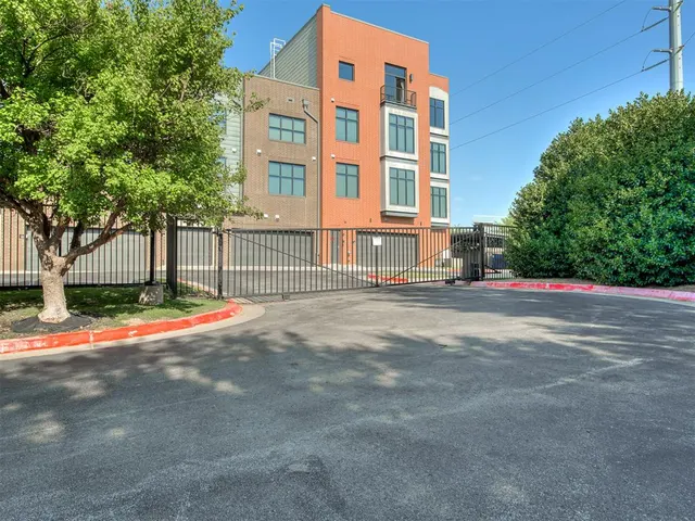 Photo 2 — 301 NE 4th Street 1, Oklahoma City, OK 73104