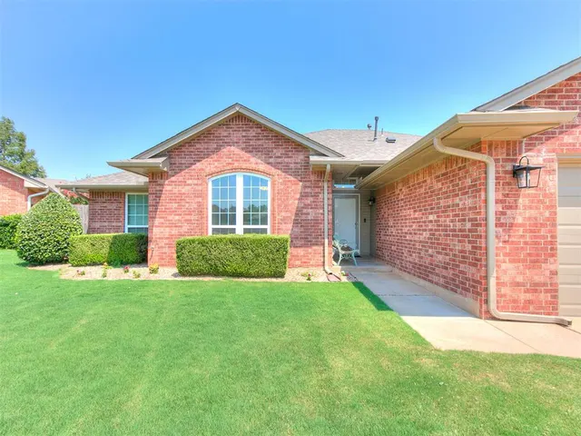 Photo 3 — 409 NW 141st Circle, Edmond, OK 73013
