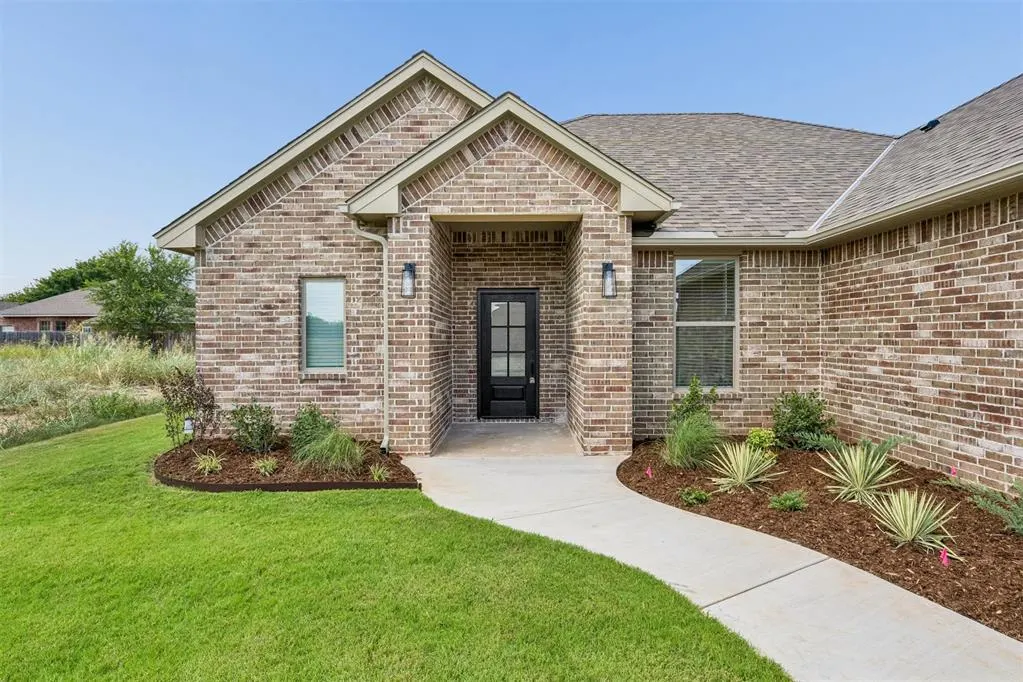 Photo 4 — 209 NW Pine Avenue, Cache, OK 73527