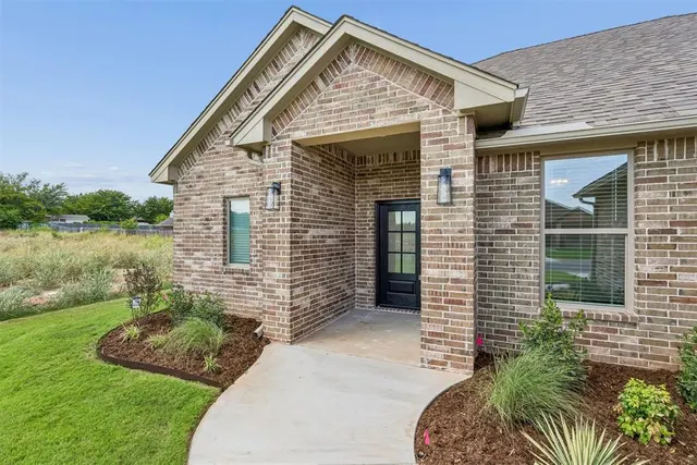 Photo 5 — 209 NW Pine Avenue, Cache, OK 73527