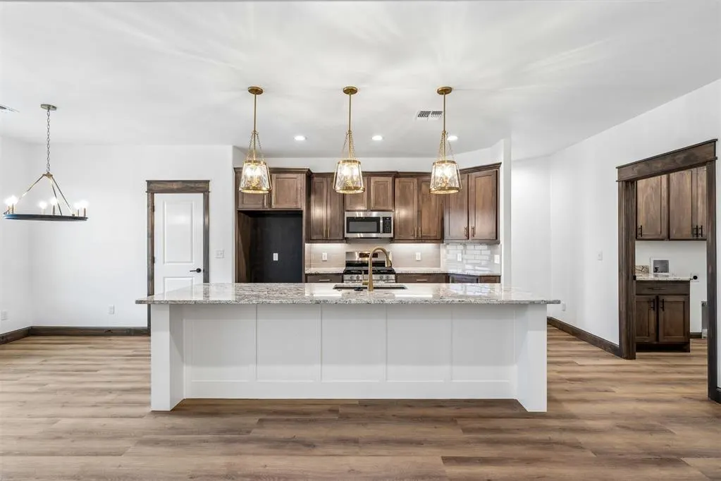Photo 12 — 209 NW Pine Avenue, Cache, OK 73527