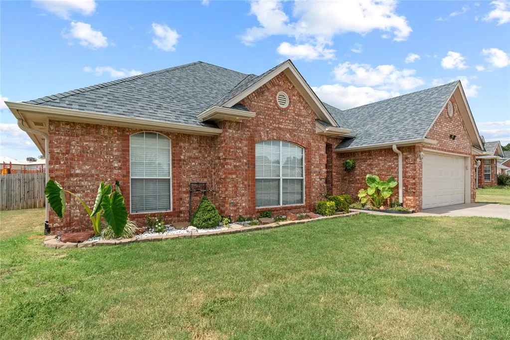 Photo 2 — 1615 Silver Oak Road, Blanchard, OK 73010