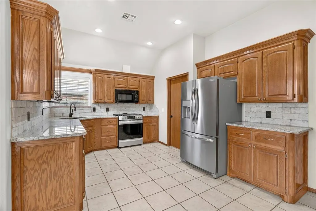 Photo 11 — 1615 Silver Oak Road, Blanchard, OK 73010