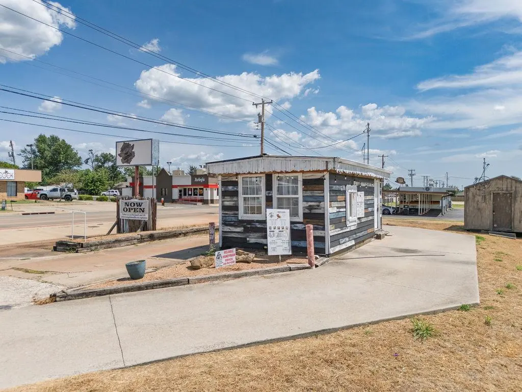 Photo 6 — 1836 N Kickapoo Avenue, Shawnee, OK 74804