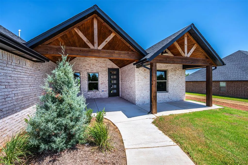 Front exterior — 1109 Bridgeview Lane, Tuttle, OK 73089