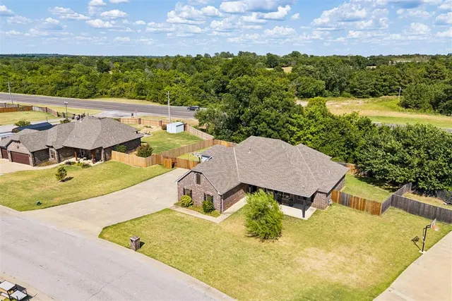 Photo 2 — 286 Mounds Road, Harrah, OK 73045