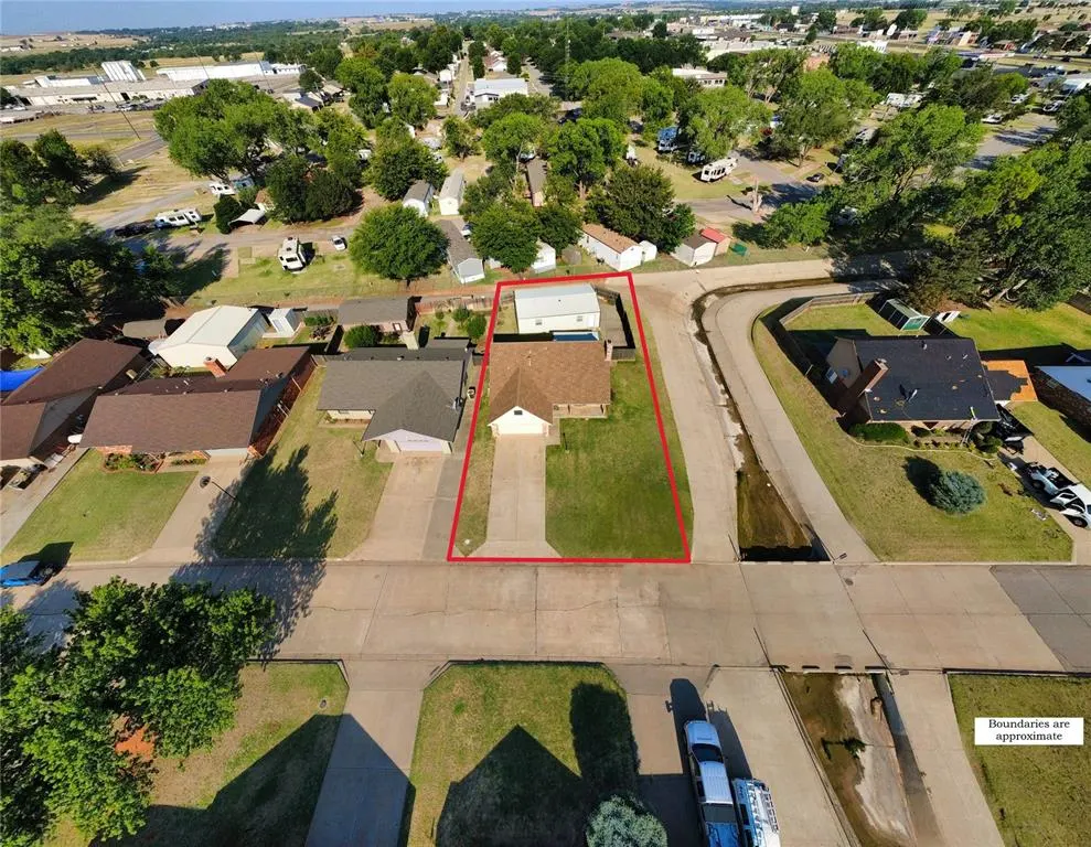 Photo 2 — 111 Mockingbird Lane, Elk City, OK 73644