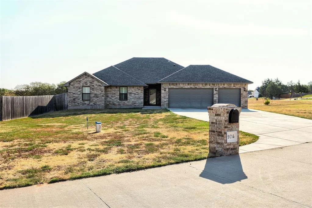 Front exterior — 9714 Country Side Lane, Guthrie, OK 73044