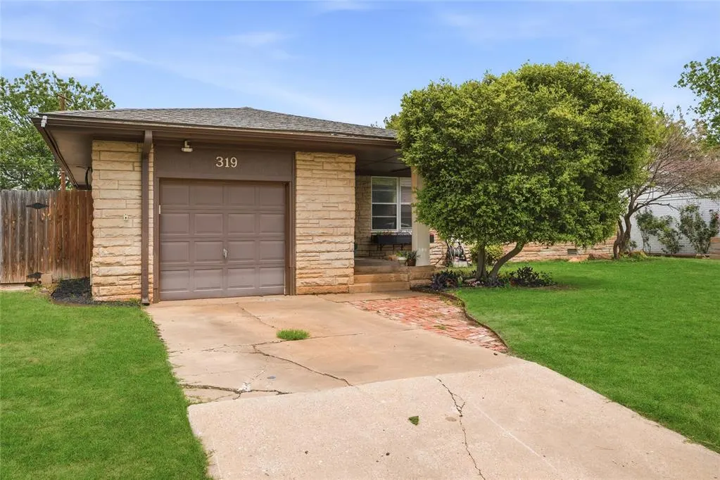 Photo 2 — 319 Cameron Drive, Altus, OK 73521