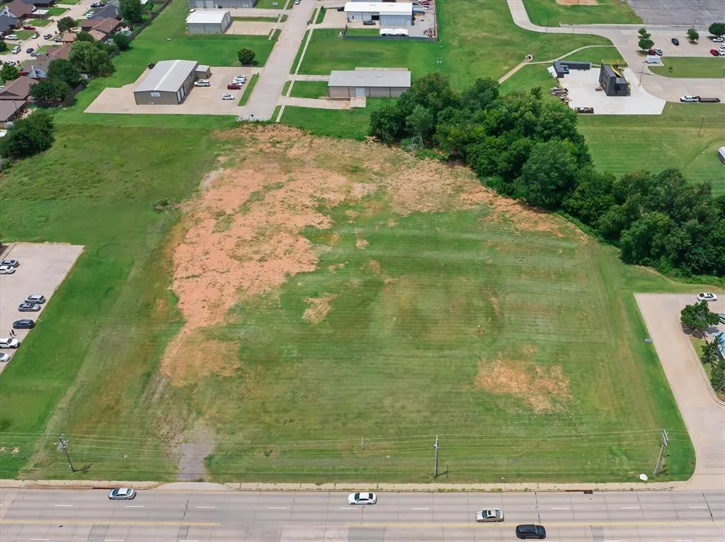 Photo 4 — 301 S Yukon Parkway, Yukon, OK 73099