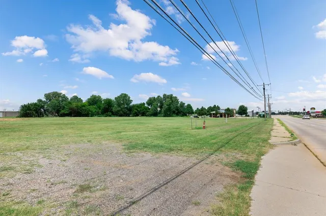 Photo 6 — 301 S Yukon Parkway, Yukon, OK 73099