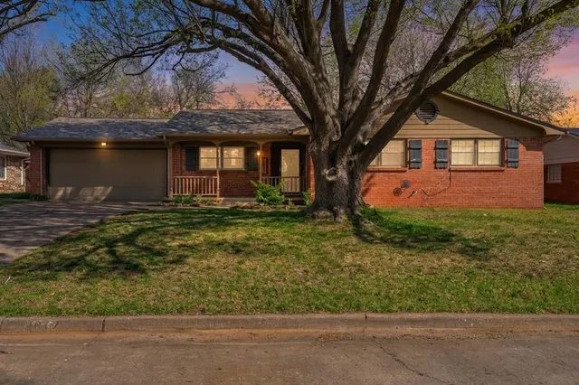 Photo 6 — 2617 Chaucer Drive, Oklahoma City, OK 73120