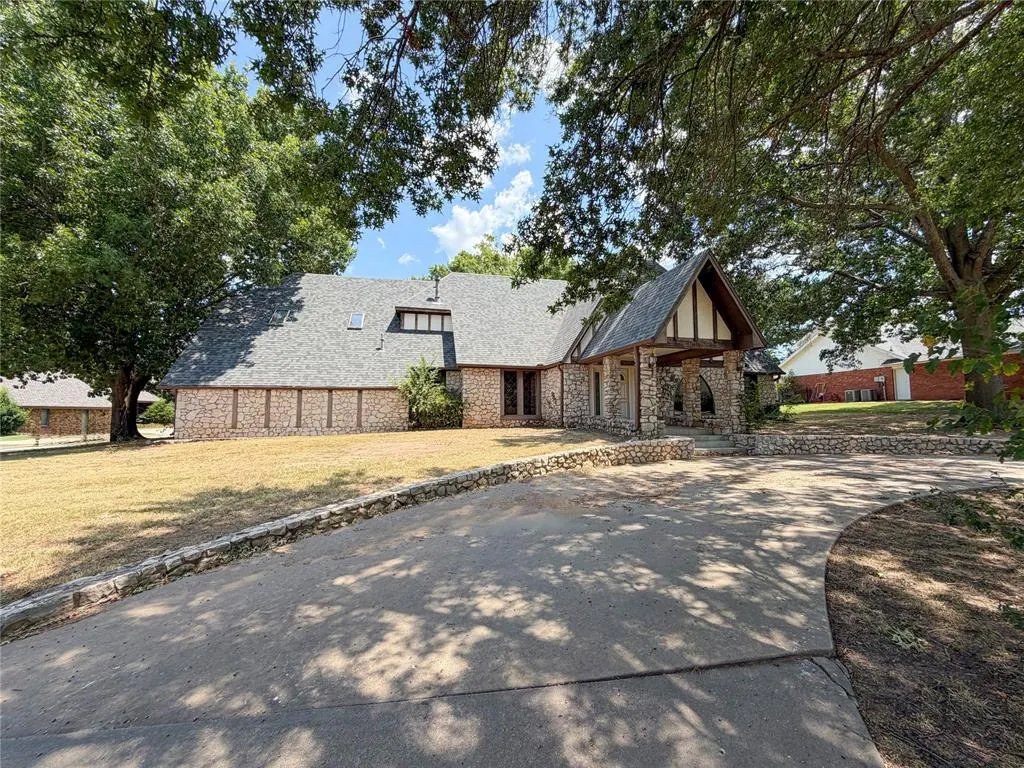 Photo 2 — 2317 Robinwood Circle, Shawnee, OK 74801