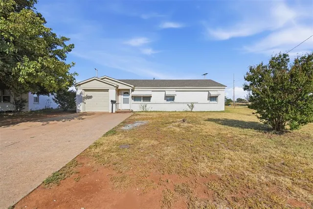 Photo 2 — 1072 Elk Street, Altus, OK 73521
