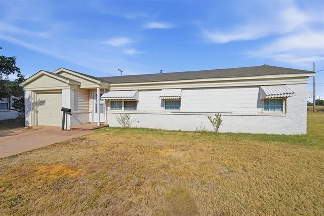 Photo 3 — 1072 Elk Street, Altus, OK 73521