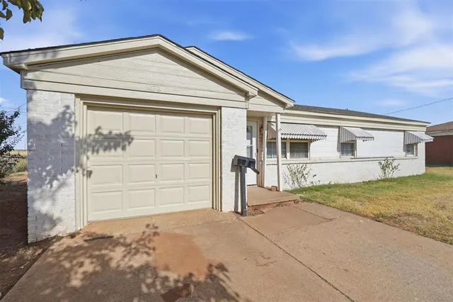Photo 4 — 1072 Elk Street, Altus, OK 73521