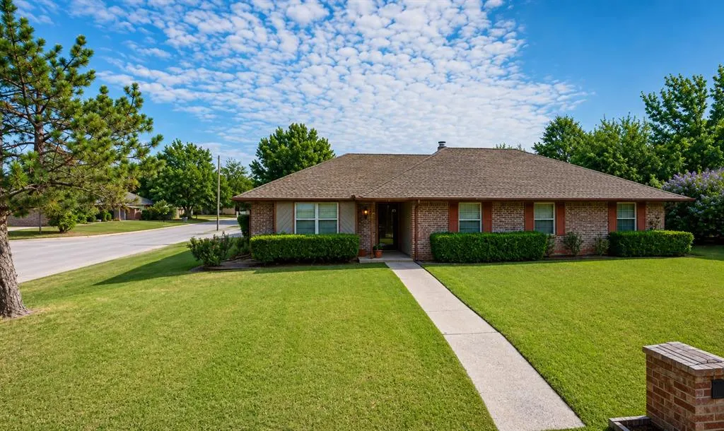 Photo 2 — 6908 Talbot Court, Oklahoma City, OK 73162