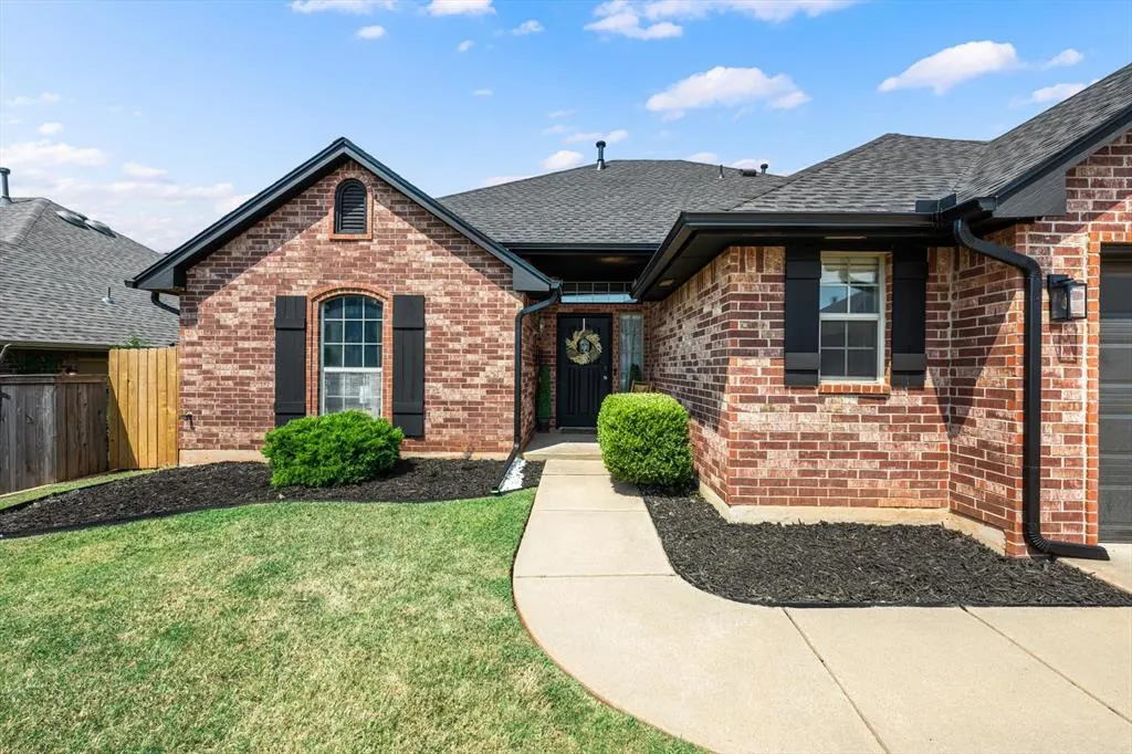 Photo 2 — 17025 Woodvine Drive, Edmond, OK 73012
