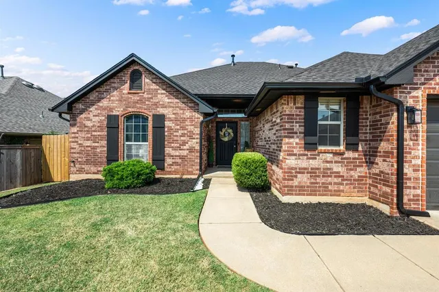 Photo 2 — 17025 Woodvine Drive, Edmond, OK 73012