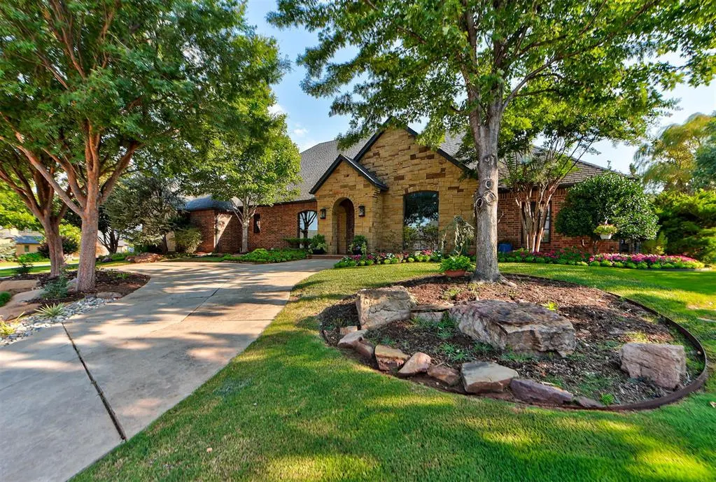 Photo 2 — 6716 Oak View Road, Edmond, OK 73025