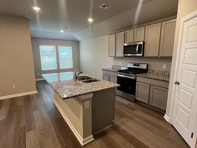 Photo 3 — 10521 SW 41 Street, Mustang, OK 73064