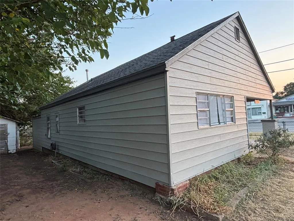 Photo 2 — 1230 W Modelle Avenue, Clinton, OK 73601
