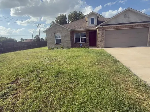 Photo 2 — 839 W Judy Drive, Mustang, OK 73064