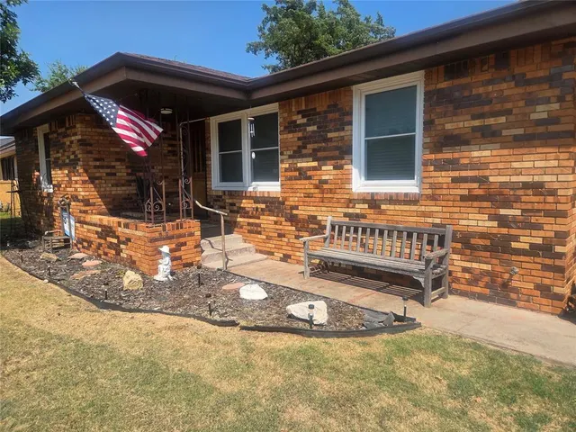 Photo 3 — 1728 S Walnut Street, Pauls Valley, OK 73075