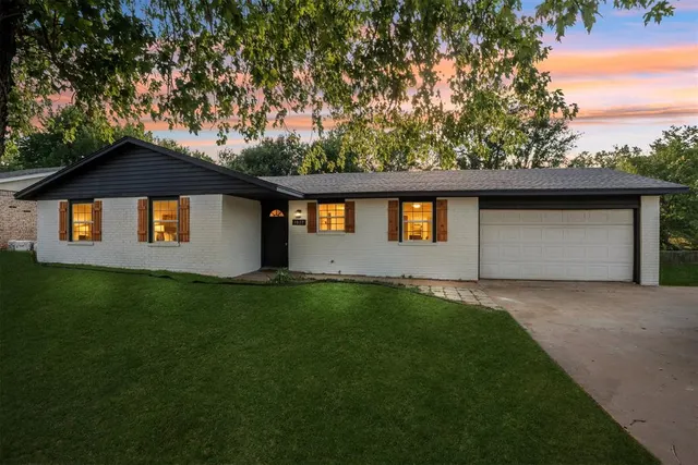 Photo 2 — 1017 Pinebrook Drive, Guthrie, OK 73044