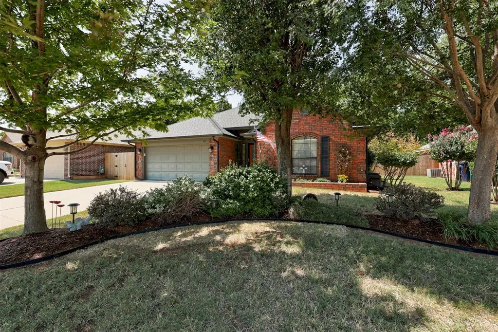 Photo 3 — 833 Ethan Lane, Yukon, OK 73099