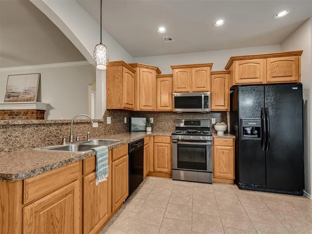 Photo 9 — 704 E Linden Lane, Mustang, OK 73064