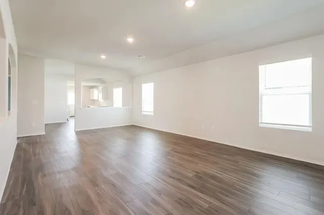 Photo 4 — 2002 Redwood Lane, El Reno, OK 73036